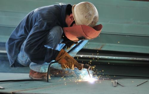 电焊工的职业危害与个人防护措施